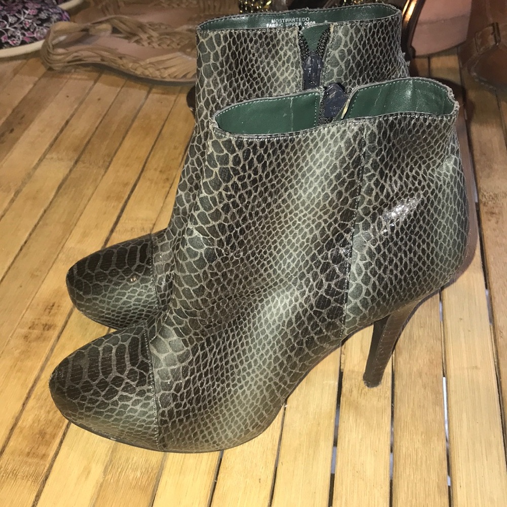 Sexy snakeskin look boooties